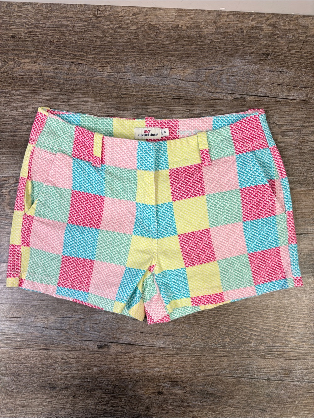 Vineyard Vines Everyday Shorts – Patchwork Whale Print – Women’s Size 6